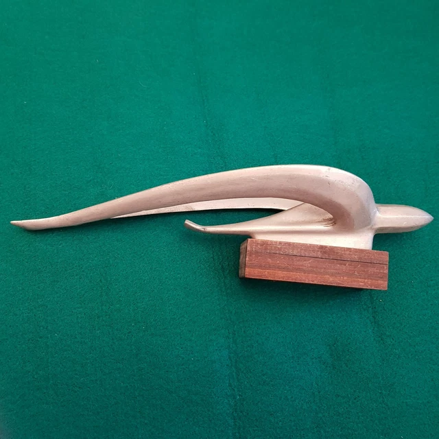 Mascota para capot golondrina con peana de madera. Para montar o decoración