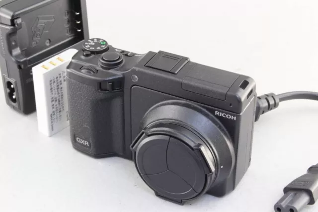 Ricoh GXR P10 28-300mm Lens Kit Black Working