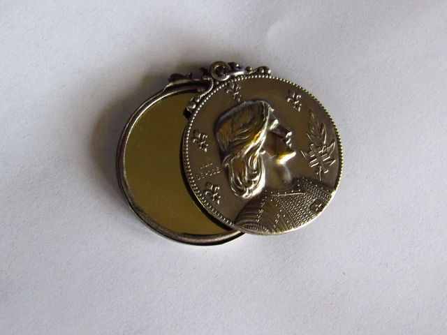 Boutons De Col Jeanne D'Arc En Métal Argenté - Diamètre 0,9 Cm - Occasion