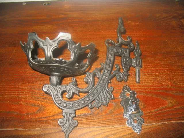 Vintage Victorian Wall Mount Cast Iron Swing Arm Oil Lamp Holder with Bracket