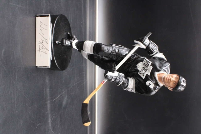 Wayne Gretzky Gartlan USA Figurine Signed/Autograph ZJ2391