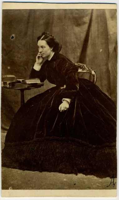 CDV circa 1865. Portrait d'une femme avec robe, madame Delille.