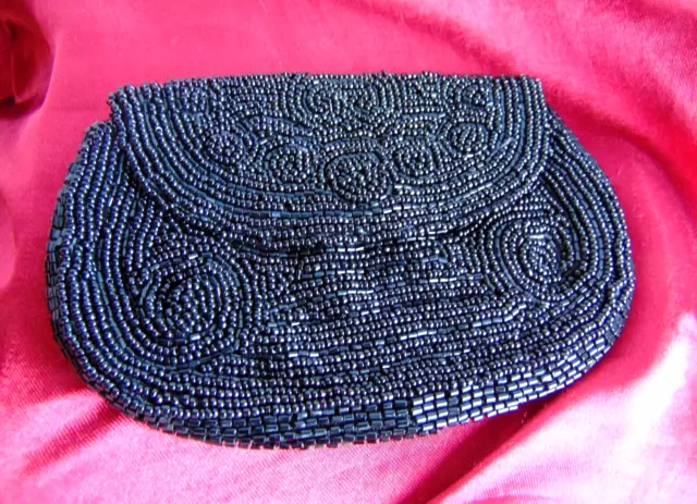 Ancien sac  , minaudière Art Déco brodé  perles de verre