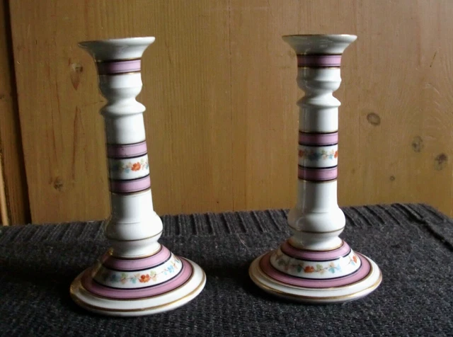 Lot De 2 Bougeoirs En Porcelaine Allemande De La Marque Kaiser, Bon état