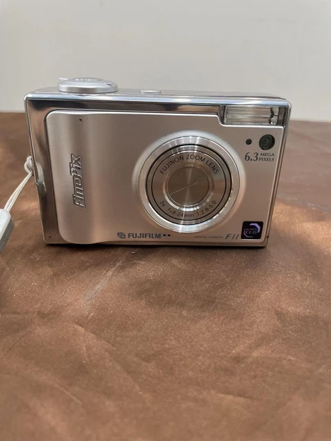 FUJIFILM FinePix F11 コンパクトデジタルカメラ シルバー Amazon | FUJIFILM FinePix F11 FX-F11 | コンパクト 通販