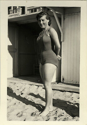 Photo Ancienne - Vintage Snapshot - Femme Maillot Bain Plage Sexy Jambes - Beach