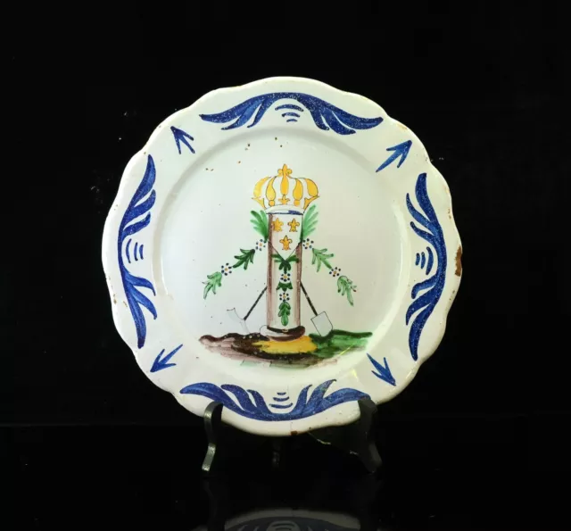 Ancienne assiette en faïence de Nevers, fin du XVIIIème décor insignes royaux
