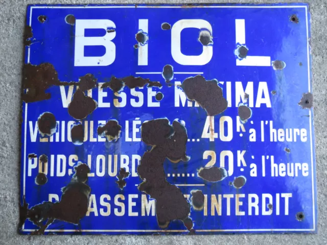 Ancienne grande plaque émaillée indications BIOL Isère automobile