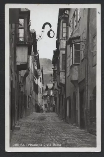 e742  CARTOLINA CHIUSA D'ISARCO VIA ROMA 1934++++++