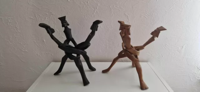 Ensemble de deux sculptures africaine en bois entrelacé sculpté a la main.