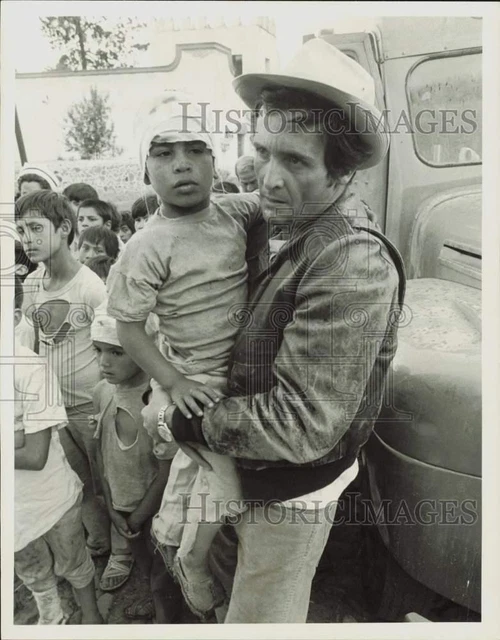 Press Photo Actor Jason Miller Carrying Orphan in "A Home of Our Own"