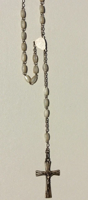 CHAPELET DE PERLES DE NACRES AVEC CRUCIFIX EN ARGENT MASSIF - 13,1 g - 58 cm
