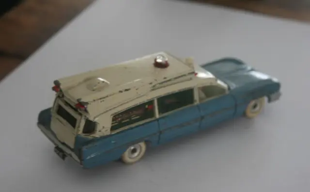 Dinky Toys - Ambulance Criterion Bleu - Miniature ancienne ( à restaurer ) 3