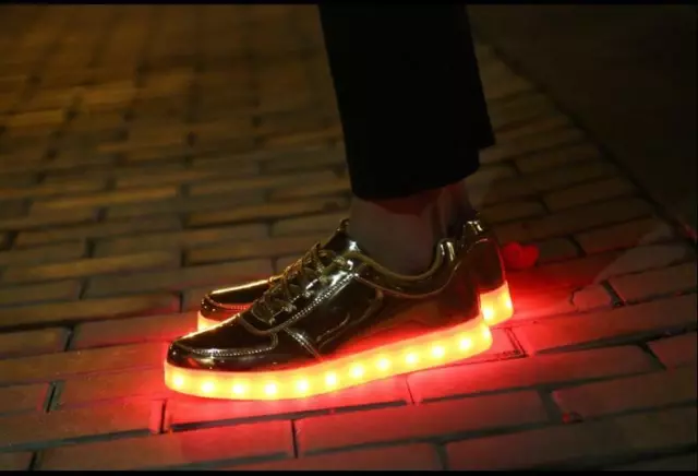 Scarpe LED uomo donna unisex sneakers da ginnastica suola luminosa colorata USB