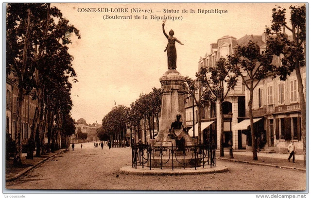 58 COSNE SUR LOIRE - statue de la republique. Bld de la republique