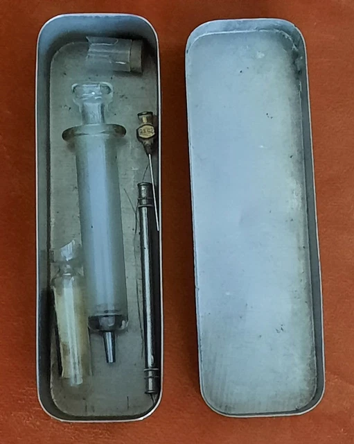 Ancienne Boîte Garcia Avec Mouches Et Gabarits – Matériel Pêche Vintage