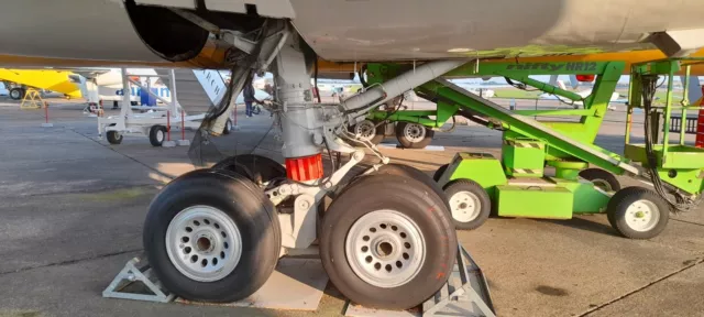 Bristol Type 175 Britannia Series 312 Undercarriage removed from DAS's Britannia