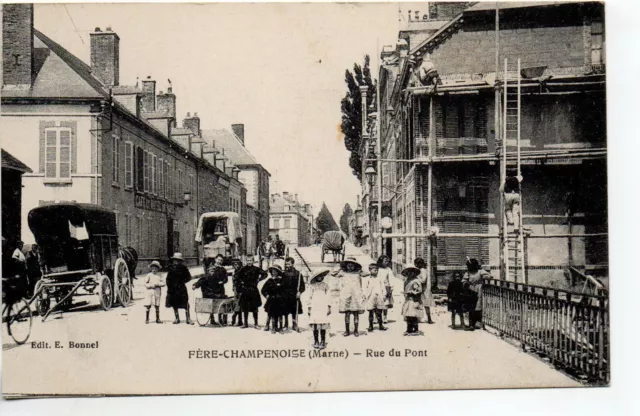 FERE CHAMPENOISE - Marne - CPA 51 - Groupe d'enfants rue du pont