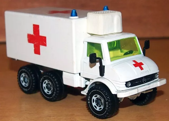 Mercedes Benz Unimog Sanitätswagen Krankenwagen Modellauto 1:55 Siku 2218 LKW10