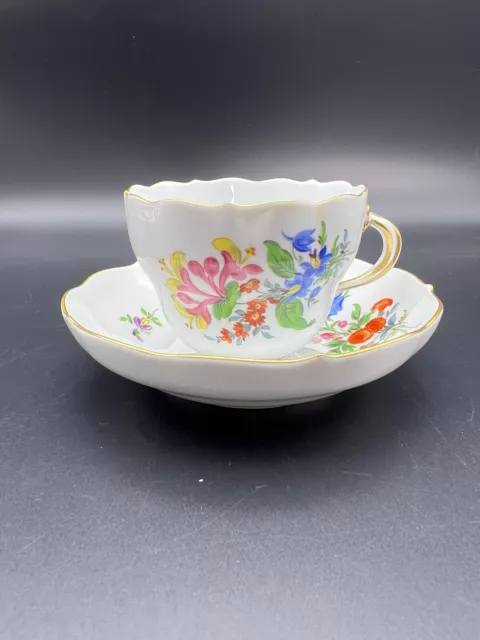 Meissen Porzellan Kaffeetasse mit Untertasse Blumenmalerei mit Goldrand 1. Wahl