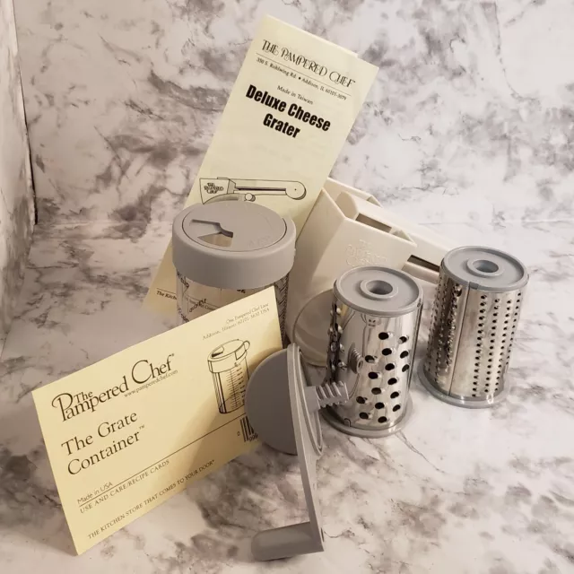 https://www.picclickimg.com/1U4AAOSwvUBlTaHn/Pampered-Chef-Deluxe-Cheese-Grater-1275-PC-Grate.webp
