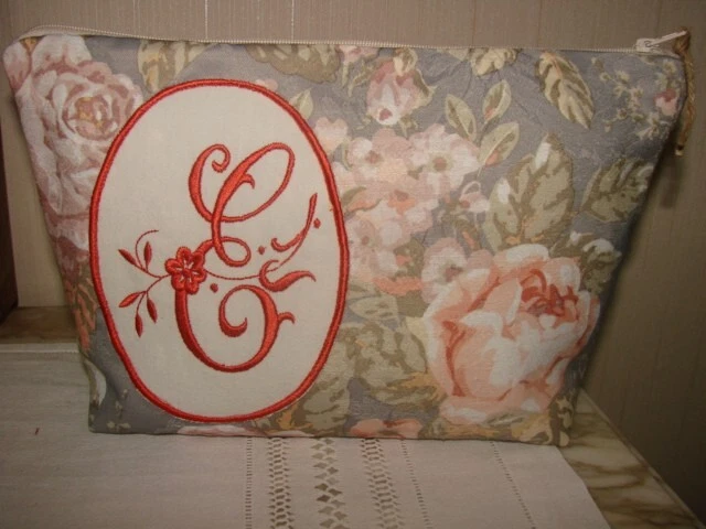 Trousse De Toilette Rose Brodée *E En Médaillon - Beige, Polycoton, Neuf Avec étiquettes