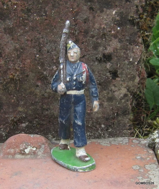 Figurine Aluminium Quiralu / Soldat Chasseur  Au Defile Fusil Sur L' Epaule