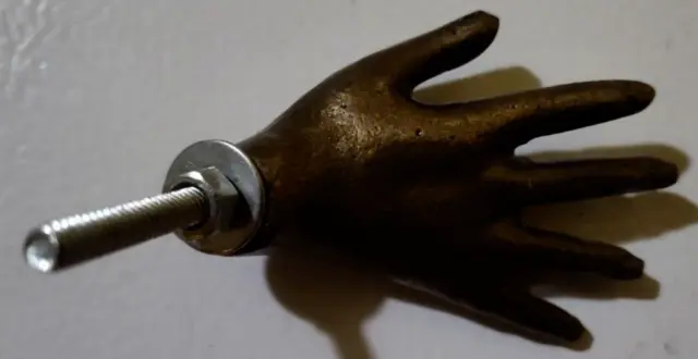 Human Hand Shape Antique Finish Brass Handle Drawer Cabinet Knob Pull