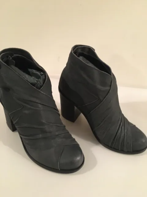 LD Tuttle Ruched Leather Shoes Size 38