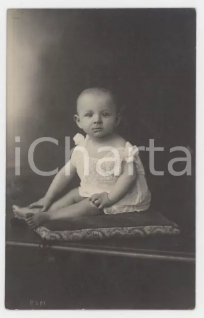 1920 ca COSTUME - ITALIA - Bambina sul cuscino - Ritratto - Foto anonima