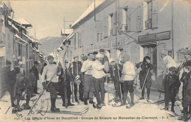 Cpa 38 Winter Sports Dolphin Skier Group At Monestier De Clermont