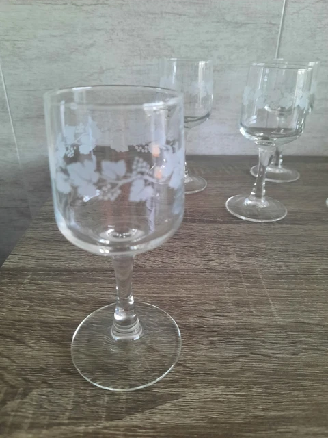 4 Verres  à vin rouge Cristal d arques, décor raisins  vigne modele sarment