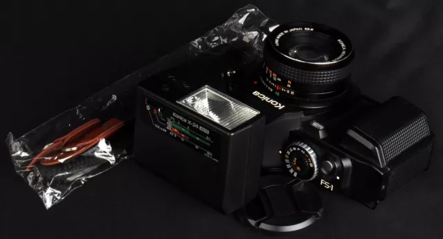 Película motorizada de 35 mm Konica FS-1 SLR c/w lente Hexanon AR 50/1,8 y kit de flash X-24