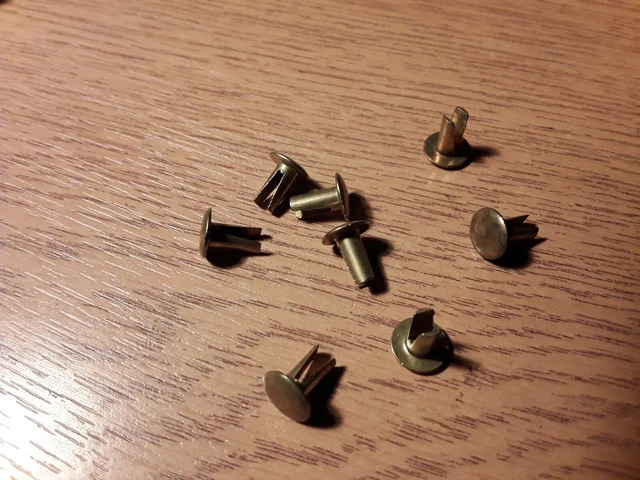 Rivetti in acciaio placcati biforcati 5/32"" (4 mm) x 5/16"" (8 mm) testa ovale quantità 8