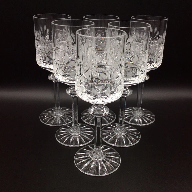 Service de six grands verres à vin en cristal blanc taillé de Bohème XXème