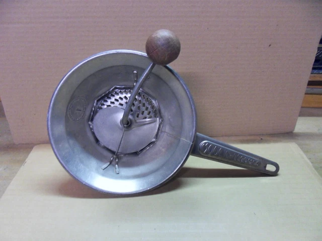 Presse-purée Vintage Moulin à Légumes N°1 - Années 1950 - Métal Gris - Occasion