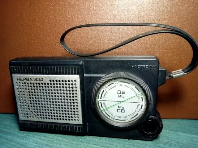 Radio portatile sovietica d'epoca NEYWA 304 NEYVA Works Video URSS 1989