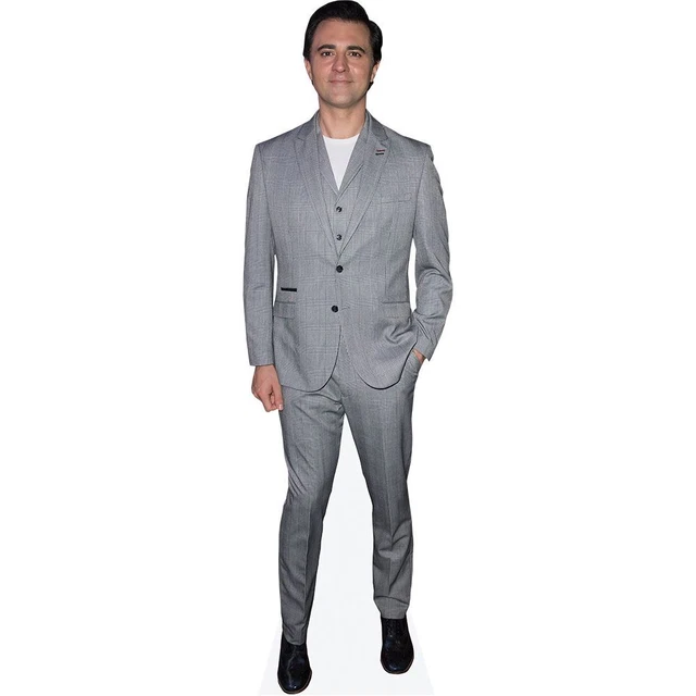 Silhouette En Carton Grandeur Nature Theo James En Costume Gris - Découpe Réaliste Celebrity Cutouts