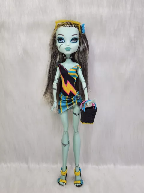 Frankie Stein - Monster High: Ghoul Spirit (Mattel, 2013) *Leia a