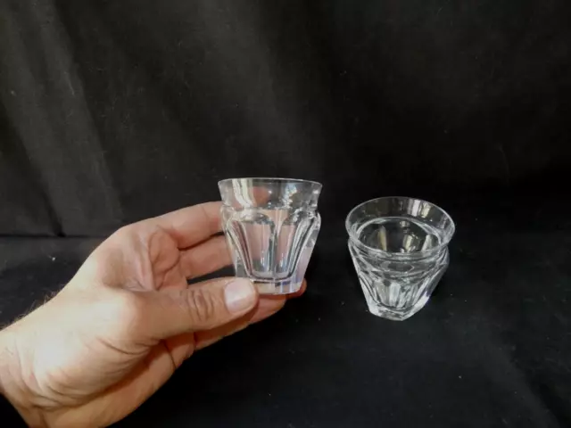 Verre en cristal de Baccarat gobelet signé model Harcourt A 27