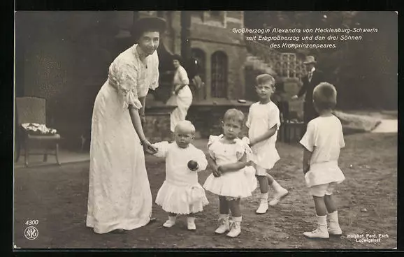 AK Großherzogin Alexandra von Mecklenburg mit ihren Kindern, Erbgroßherzog