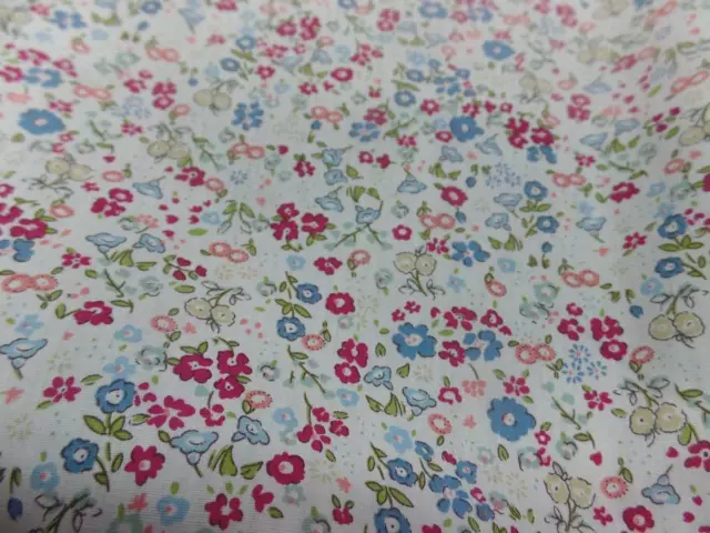 Tissu Coton popeline blanche imprimé style liberty fleurs rouge en 1.45m  large