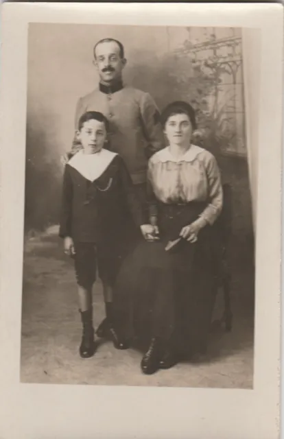 CPA carte Photo militaire avec sa femme et son fils
