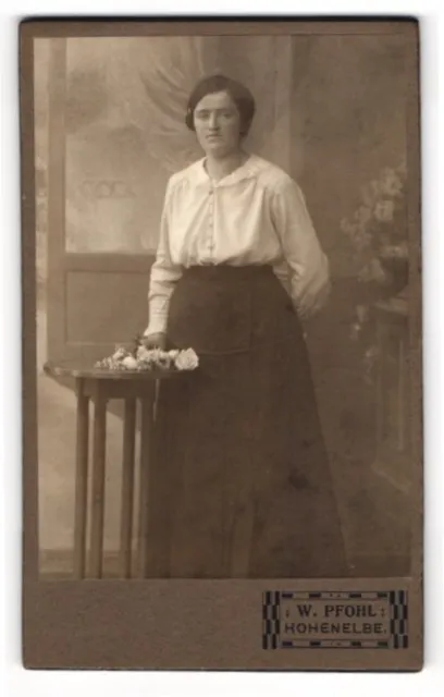Fotografie W. Pfohl, Hohenelbe, Kaiser-Wilhelmstr. 4, Junge Dame in weißer Blus