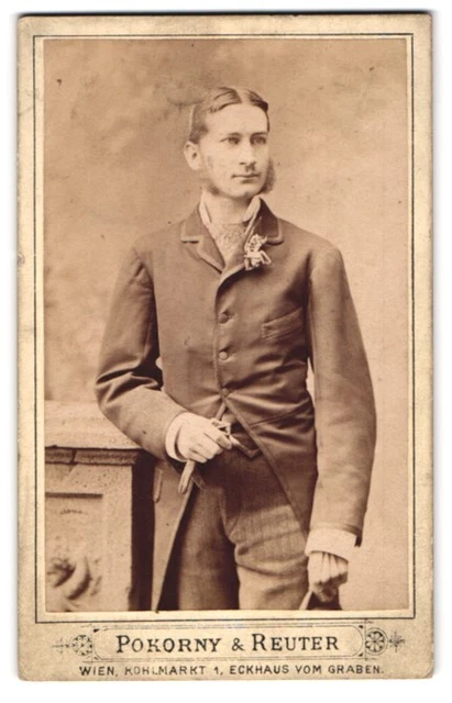 Fotografie Pokorny & Reuter, Wien, Kohlmarkt 1, Junger Herr in modischer Kleidu
