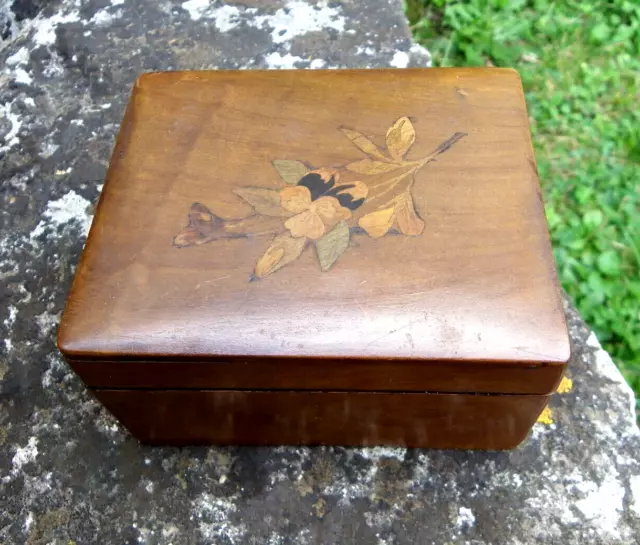 Boîte Ancienne En Bois D'olivier - Couvercle À Décor De Pensées En Marqueterie