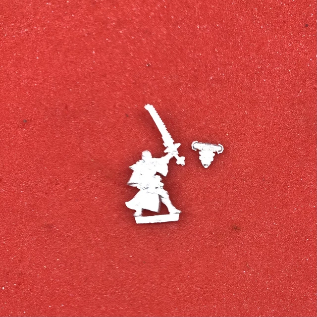 Warhammer 40k Sisters of Battle Sister Superior with Bolt Pistol Metal