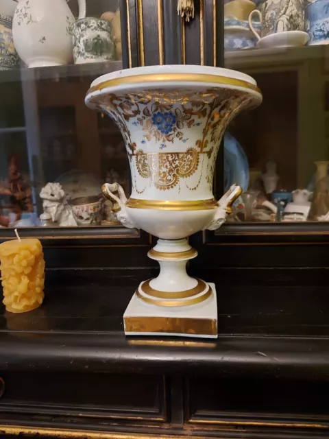 Vase Médicis en porcelaine de Paris du XIX° beau décor or