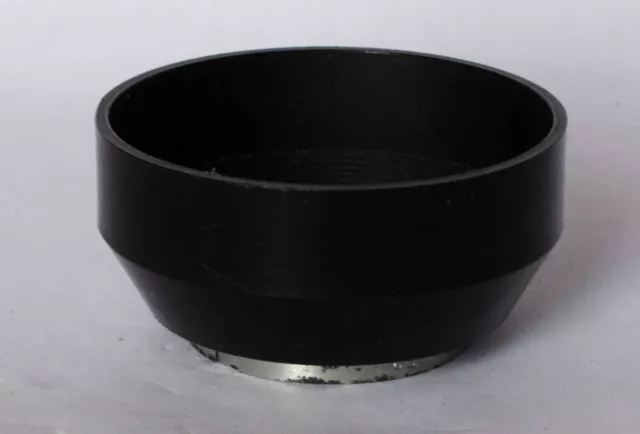 Unmarkenlose 32 mm schwarze Kunststoff-Druckobjektivhaube.