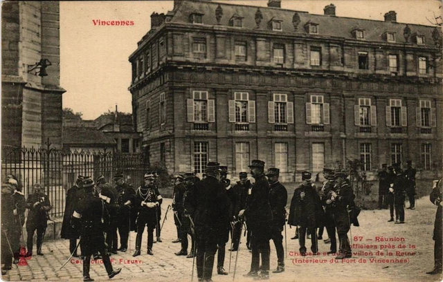 CPA AK VINCENNES Meeting of Officers near the Chapel of the Pavilion (672177)
